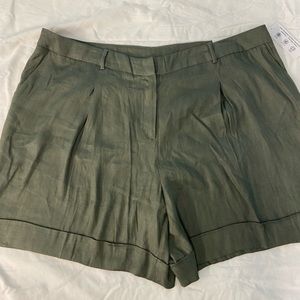 Investments Linen Pleated Cuffed Mid Rise Shorts Green Size 24W
